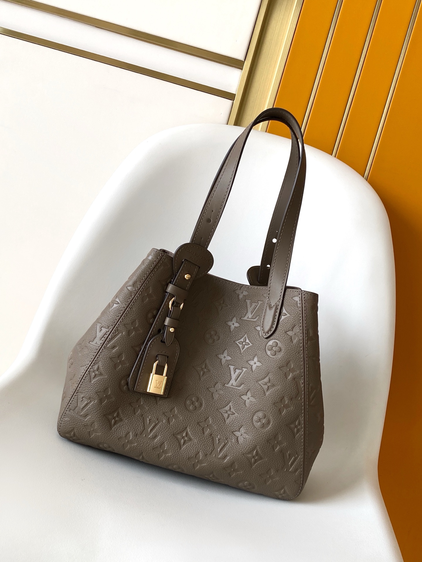 Louis Vuitton LV Classic Handbag Monogram Eclipse Model M21395 Monogram Pattern Business Casual New Arrival